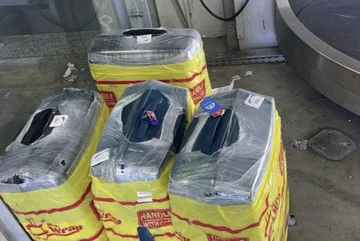 Dva Kitajca sta ujeta v Rinasu s kovčki, polnimi tajskih drog.