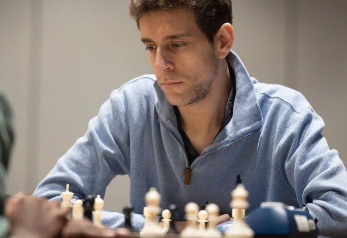 O grande mestre de xadrez morre aos 29 anos.