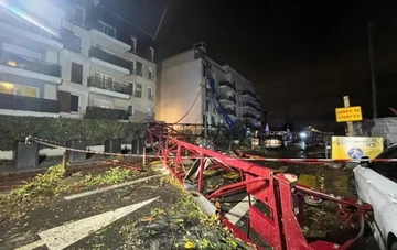 Tornado zadene Pariz, enega mrtvega in mnogo ranjenega.