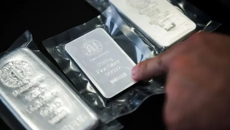 Silver reaches a record level, passes gold to the rate of growth