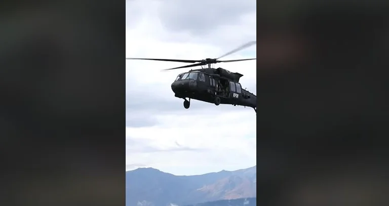 Soldados de la KFOR patrullan con helicópteros