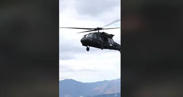 Vojaki KFOR patruljirajo s helikopterji “Črni Sokol” južno od Kosova