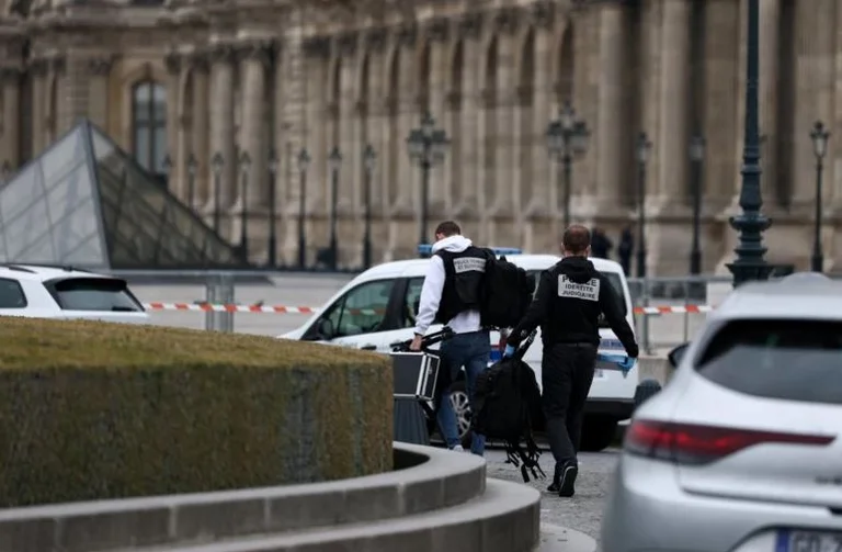 Robar al Museu Louvre, lladres entraren i sortí en 7 minuts