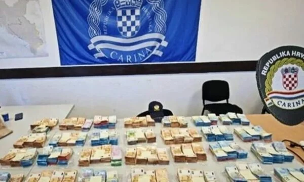 Более 700 тысяч евро нашли спрятанными в албанском автомобиле