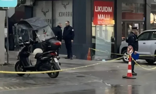 A acusação pede detenção por Mahmut Hoxhaj que feriu duas pessoas em Pec