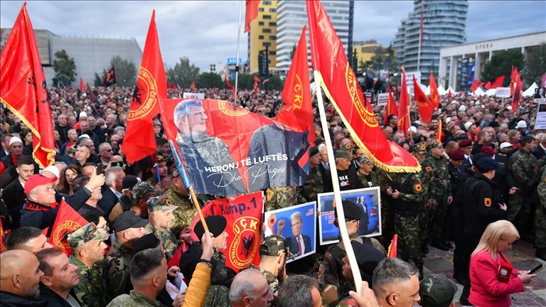 Campanha internacional de mídia para protesto em apoio ao KLA em Tirana