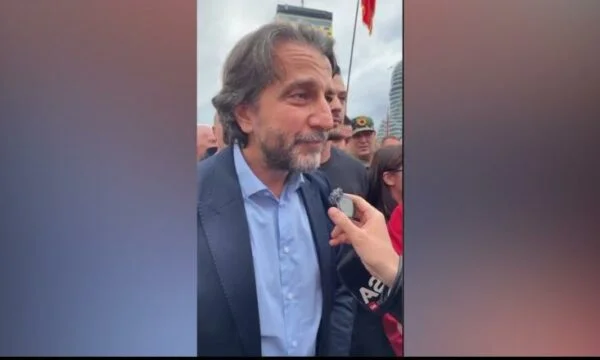 Progresul Ramei în Tirana, salutat cordial de protestatarii justiţiei de la Curtea Specială