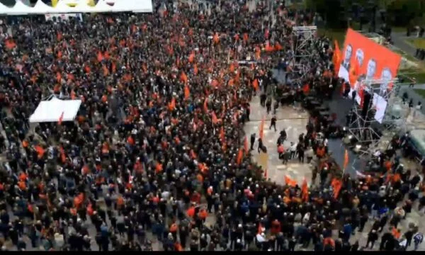 Protestolar Tirana'da ulusal marşlarla başlıyor