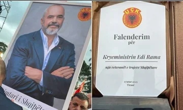 Veterani KLA darujejo Edi Rama portrete in plakete hvaležnost za podporo protestu