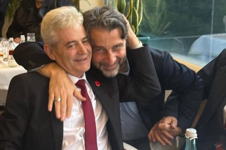 Protest v Tirani: Topel objem med Progress Ramo in Ali Ahmeti