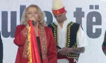 Februari Fyza med “Morra ord” leder Tirana till fots