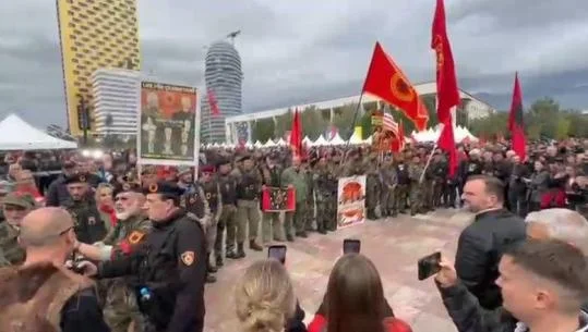 KLA veterans rang abans del monument, honor Skenderbeun