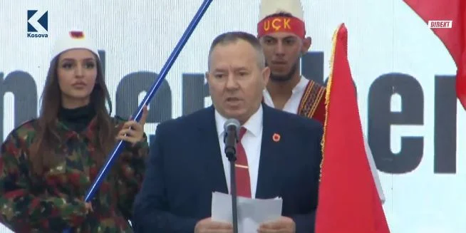 Fra Tirana forsvarer vi UCK 's hellige krig.