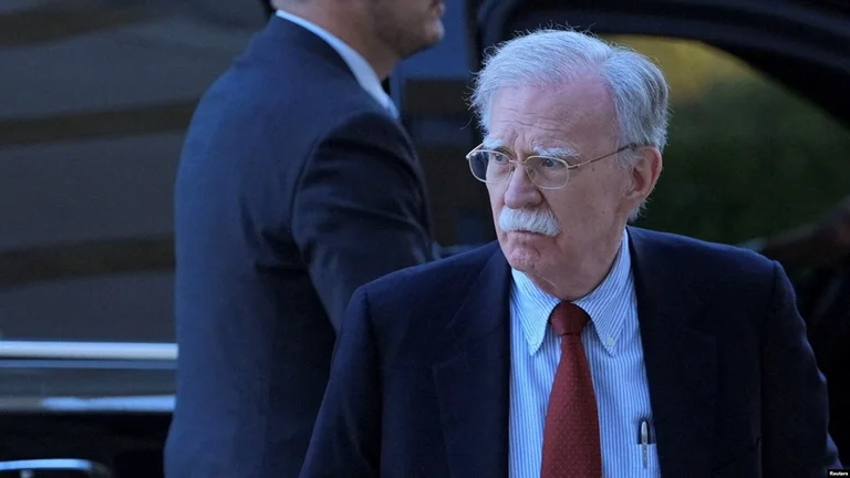 Fostul consilier Trump Bolton se predă inculpării pentru gestionarea defectuoasă a documentelor clasificate