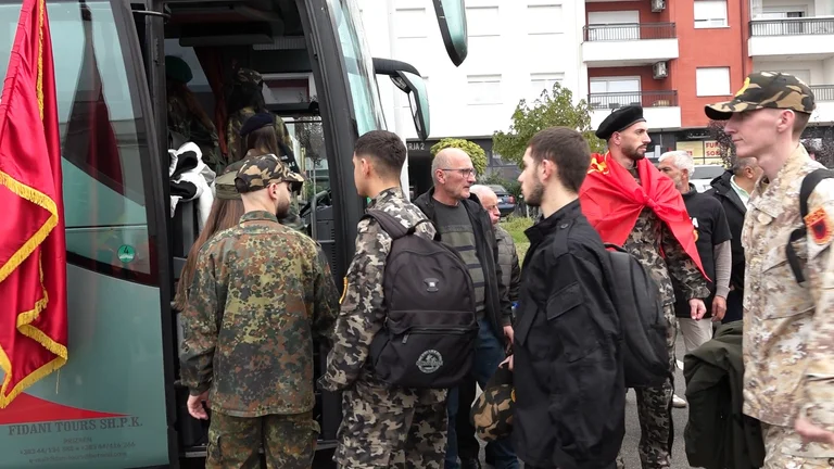 Prizren tritt KLA-Schutzprostata, Busse durch Gemeinde gesichert
