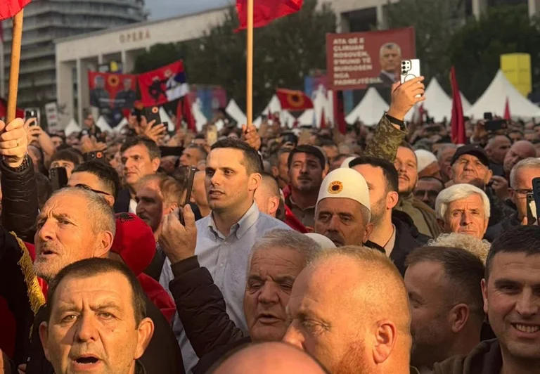 Tirana oli albaanien yhteinen ääni.