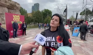 Vasfije Krasniqi gre v Tirano: Prišel sem protestirat s svetovnim trgom, da je Srbija tisto, kar je treba obsoditi