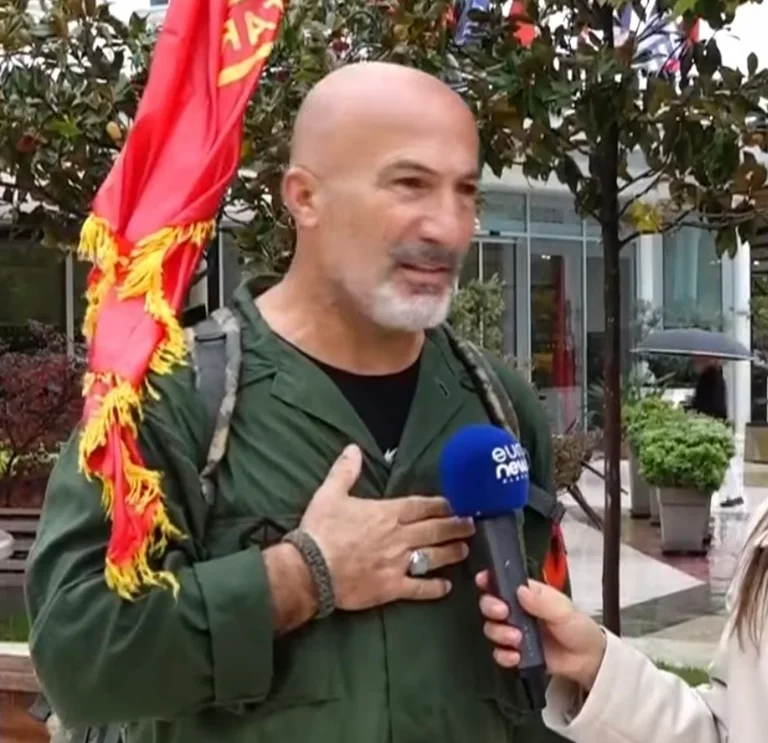 Deixa desovo, el veterà del KLA arriba a Tirana per a la protesta d'avui
