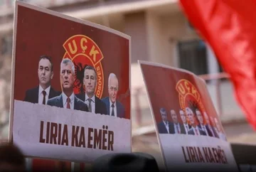 To so govorniki današnjega protesta v Tirani.