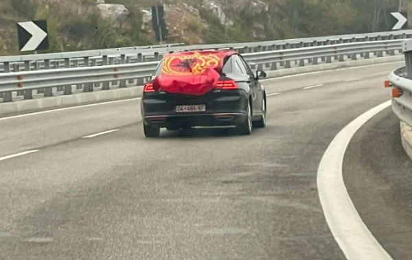Med røde og sorte flag og KLA symboler, biler fra Kosovo hovedet til Albanien