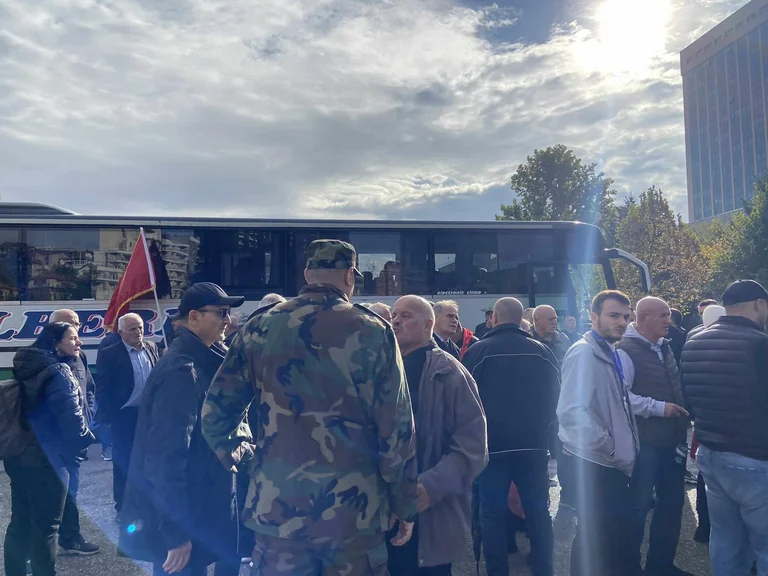 Жители Приштины начали собираться на акции протеста в Тиране