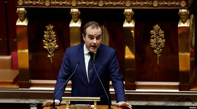 De Franse premier wint vertrouwensstemming een paar dagen nadat hij hernoemd is.