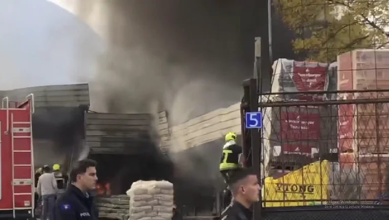 Spálit stavební sklad v Pec