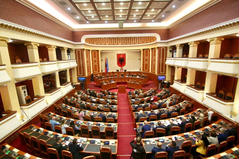 Protesta per KLA No hi ha cap posició clara sobre resolució i genocidi, Kosovo “rep temps per lluitar contra” i debat ferotge al Parlament Albània