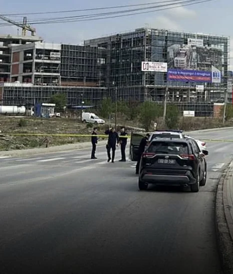 A polícia bloqueia o caminho para a Embaixada Americana