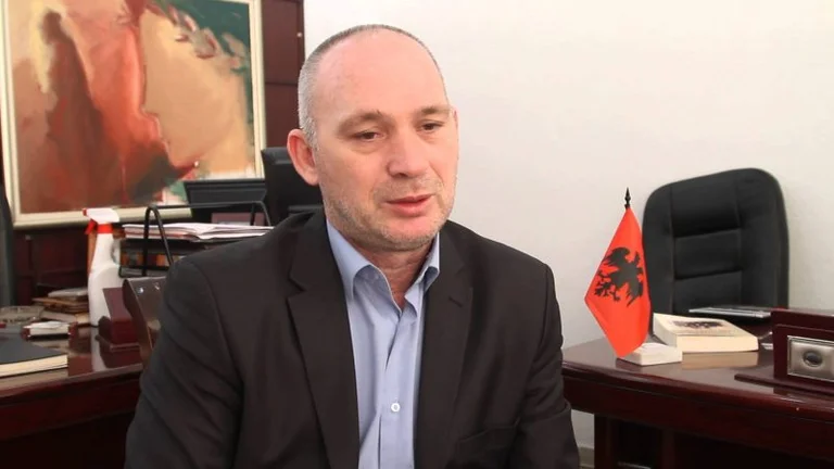 Humolli i VV’së dikur e abstenonte, sot: Trustin do ta votoj, më mirë paret t’i marrin qytetarët