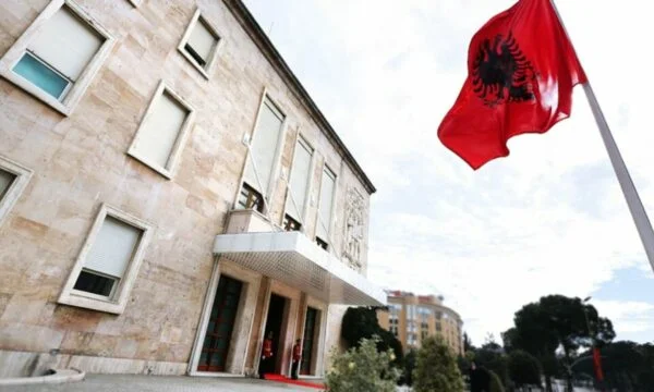 Gira sobre el govern “Rama 4”: Canvis als correus dels adjunts en cinc ministres