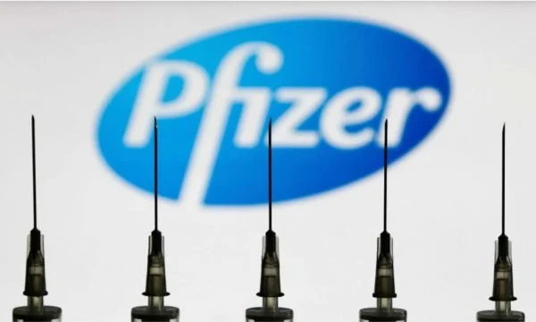 “Vaksina Pfizer është 90% efektive kundër variantit Omicron”