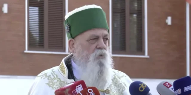 Verdensforfader Bektas protesterer mod tidligere UCK-ledere i Tirana.