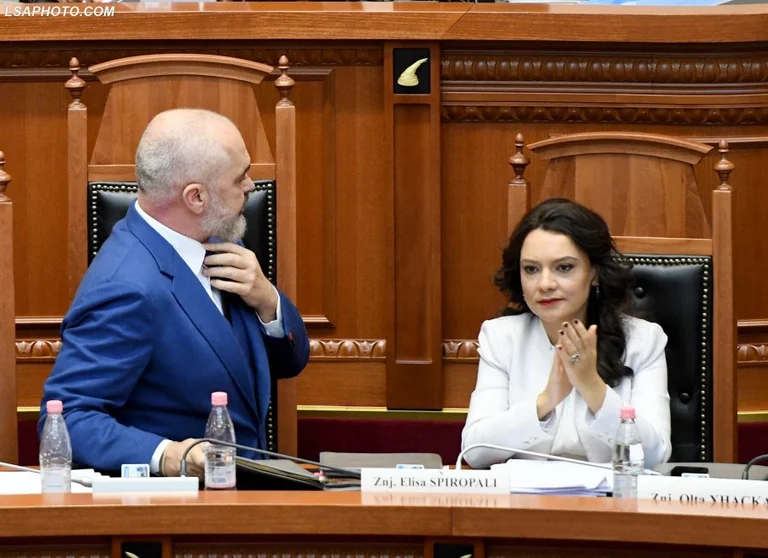 Spiropal per la protesta a Tirana contro la Corte Speciale: cuori rossi contro l'ingiustizia, una manciata di accuse infondate