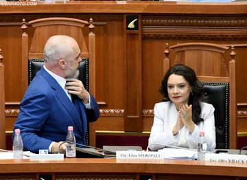 Spiropal za protest v Tirani proti Posebnemu sodišču: Srce rdeče proti krivici, peščica neutemeljenih obtožb