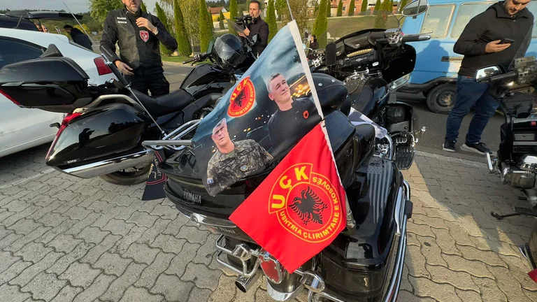 “Atthim té nom”, els ciutadans es dirigeixen a motos de Prekazia per buscar justícia als líders del KLA