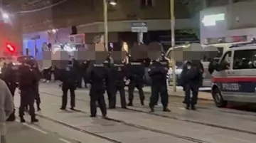 Sehen Sie sich die Aussicht, Albaner und Serben, die nach dem Spiel Serbien-Albanien in Wien geschlagen wurden