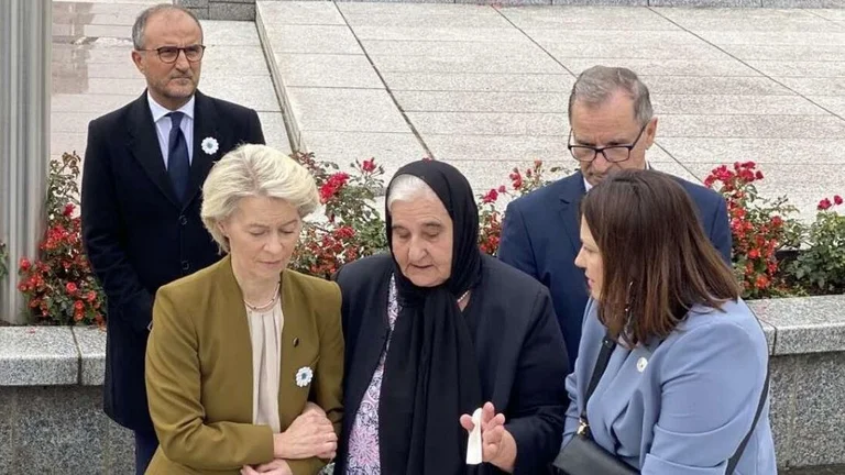 Von der Leenen in Srebrenica, würdigt Völkermordsopfer