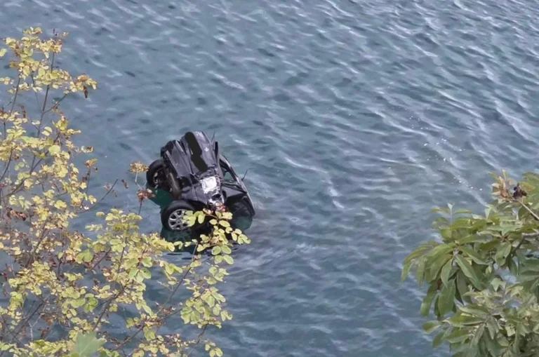 Ein Auto fällt am Weymansee, niemand verletzt.