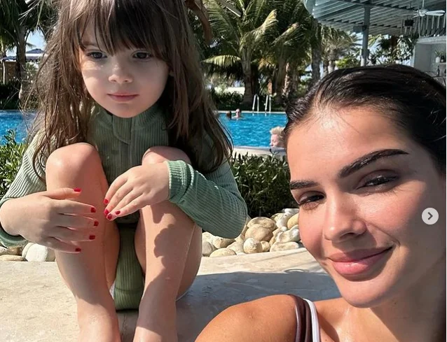 Arbenita skriver billeder af Nina, viser hvor godt hun har flyttet til Dubai.