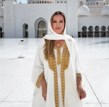 Ryva Kajtazi förekommer i traditionella arabiska kläder på Abu Dhabi