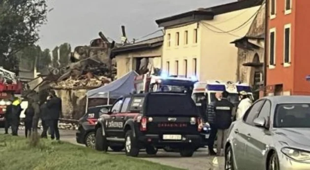Močna eksplozija med policijsko operacijo, smrtni davek 3 karabinjere in še 13 ranjenih.