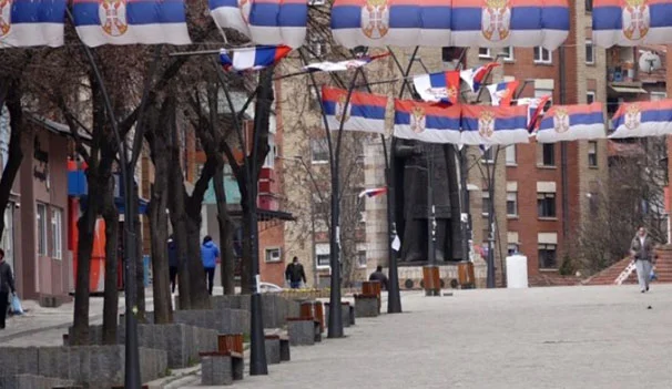Kamerat e Policisë në Veri jashtë funksionit, dy persona të maskuar këpusin kabllot dhe zhduken