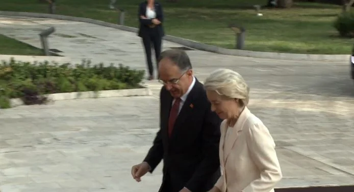 Von der Leyen anländer till Tirana, förväntad av president Begaj