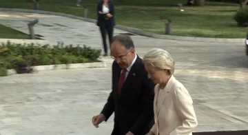 Von der Leyen prispe v Tirano, pričakuje ga predsednik Begaj