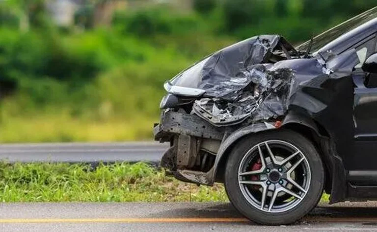 Kaksi loukkaantui auto-onnettomuuden jälkeen.