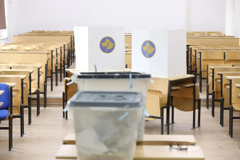 At 4: 00 p.m., the vote count starts for candidates for Municipal Cups.