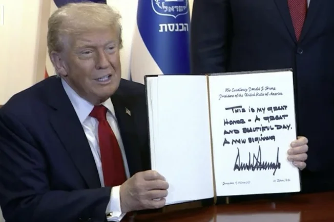 טראמפ חתם על ספר האורחים בפרלמנט הישראלי: התחלה חדשה