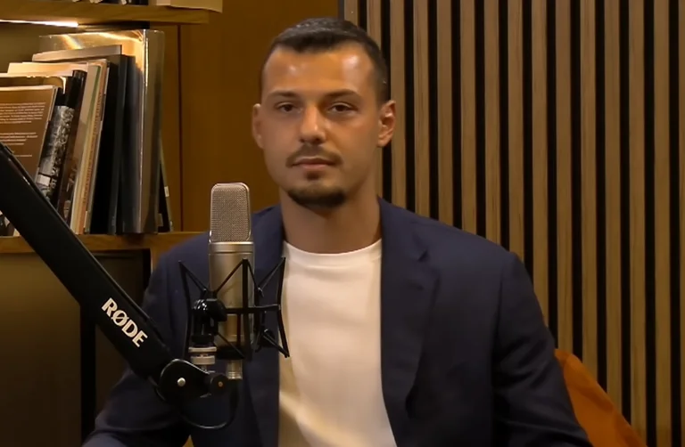 Srečen sem, da sem sin Hashima Thacia, Andrewa.