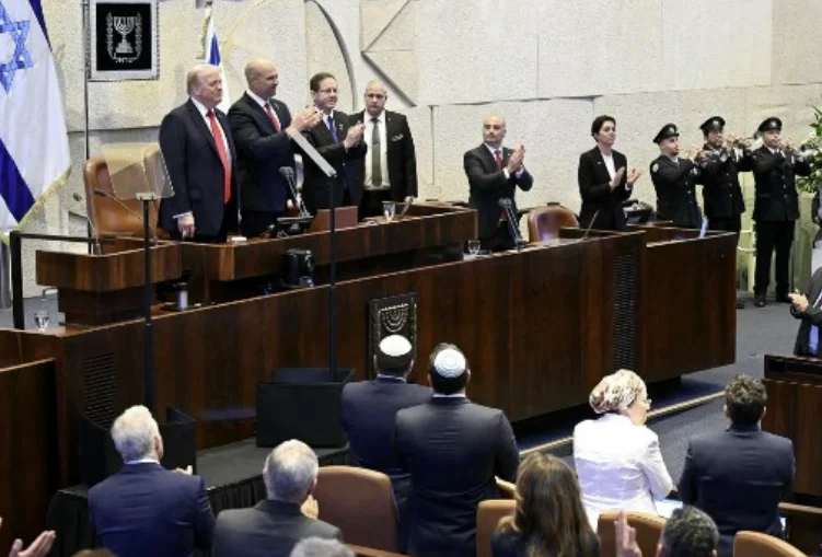 Trump se espera con aplausos en el parlamento israelí, los asistentes se levantan